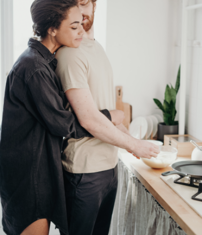 Couple s'embrassant dans la cuisine